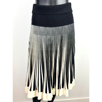 une jupe noire et blanche à plis sur un mannequin, mannequin, mannequin, mannequin, mannequin, mannequin, mannequin, mann