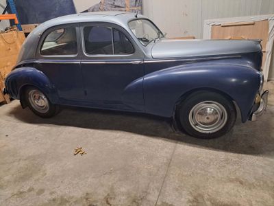 une photo d'une voiture bleue et blanche garée dans un garage