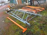 un tas de bois posé au bord de la route