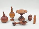 de nombreux objets en bois posés sur la table