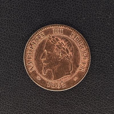 gros plan d'une pièce de monnaie sur une surface noire