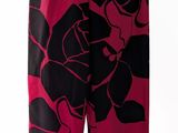 pantalon à imprimé floral rose et noir sur un mannequin, un mannequin, un mannequin, un mannequin, un mannequin, un mannequin, un mannequin, un mannequin