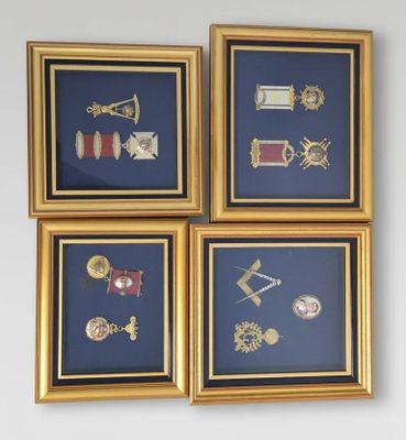 quatre photos encadrées représentant différents types d'objets, accrochées au mur