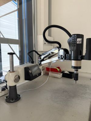 une machine posée sur un comptoir