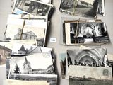 de nombreuses vieilles photos d'une église posées sur une table
