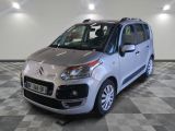 la petite voiture argentée est garée sur un carrelage à carreaux
