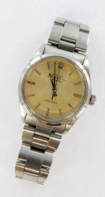 une image d'une montre sur une surface blanche avec un fond blanc