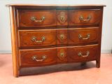 une commode en bois munie de poignées en laiton