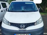une camionnette blanche garée dans un parking à côté d'une camionnette blanche