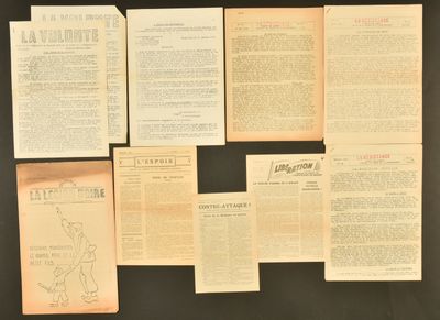 une image montrant une pile de vieux livres posés sur une table