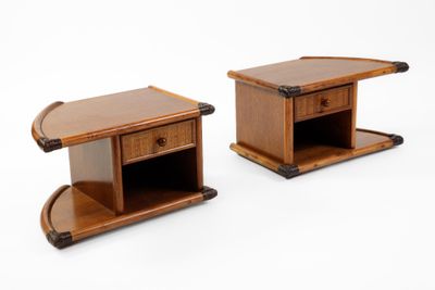 deux petites tables en bois avec des tiroirs de chaque côté