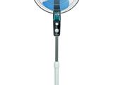 un ventilateur blanc et bleu posé sur un pied avec une base blanche