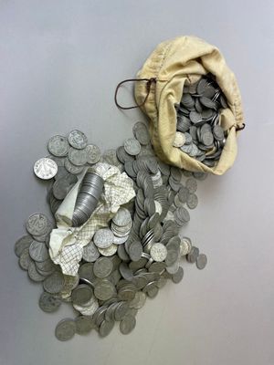 Important lot de pièces de 1 franc et 2 francs en aluminium ou métal d - Photo 1