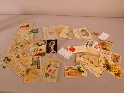 beaucoup de vieilles cartes postales sur la table