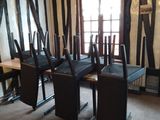 une pièce avec une table et des chaises