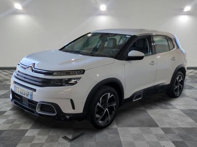 Le nouveau SUV Citroën est garé dans le showroom.