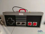 une manette de jeu vidéo posée sur une table