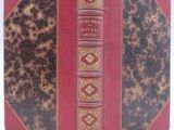 un livre rouge et noir orné de dorures