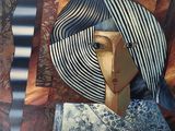 un tableau représentant une femme coiffée d'un chapeau rayé