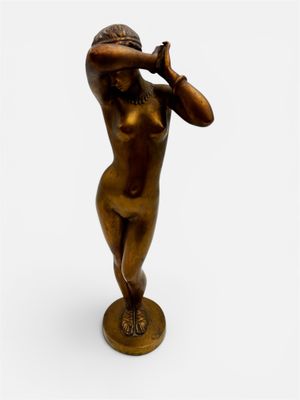 statue en bronze représentant une femme coiffée d'un chapeau