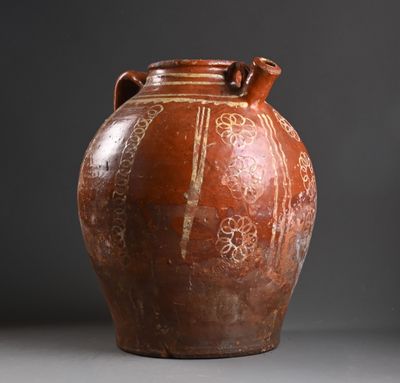 un vase brun posé sur une table