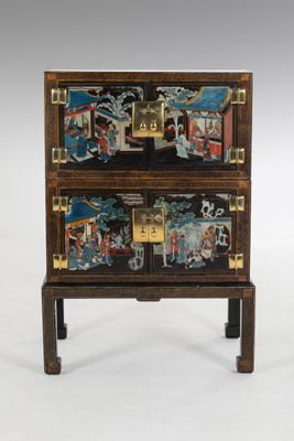une image représentant un petit meuble en bois orné d'une peinture