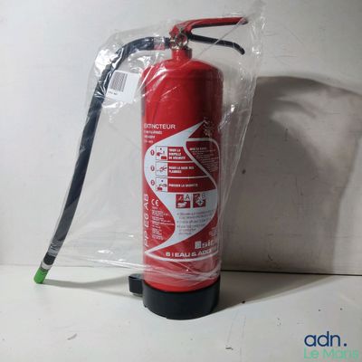 un extincteur rouge posé sur un comptoir