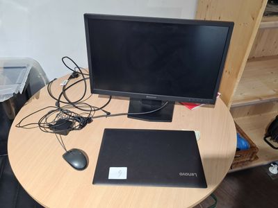 un bureau sur lequel se trouvent un ordinateur portable, une souris et un écran