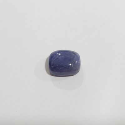 gros plan d'une pierre bleue sur une surface blanche