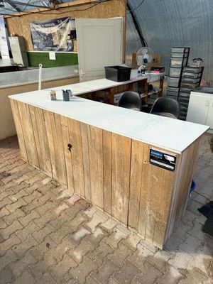 Comptoir d'angle en bois à façade verticale, plateau rectang…