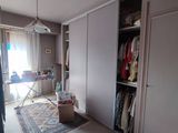 une photo d'une chambre à coucher avec un placard