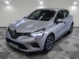 une voiture argentée garée dans un garage au sol en damier