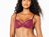 une photo d'une femme portant un soutien-gorge et une culotte violets