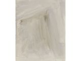 une peinture abstraite dans des tons de blanc et de gris sur fond blanc