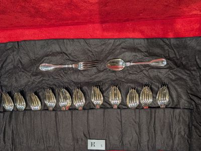 une photo d'un ensemble de fourchettes et de cuillères dans un coffret