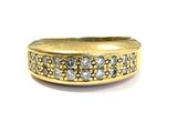gros plan d'une bague en or avec des diamants sur fond blanc