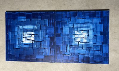 un tableau accroché au mur d'une pièce, sur fond bleu