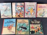 six livres pour enfants sont alignés sur une surface noire