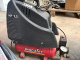 une photo d'un compresseur d'air portable dans un garage