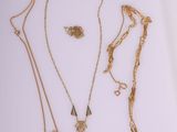 une photo d'un collier et d'un bracelet en or