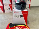 un casque posé sur une boîte à côté d'un sac