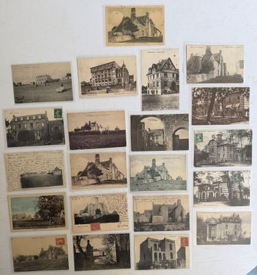 de nombreuses vieilles photos accrochées au mur de cette pièce