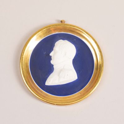 une image représentant le portrait d'un homme, en bleu et blanc, dans un cadre doré