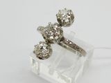 gros plan d'une bague en diamant sur une surface claire
