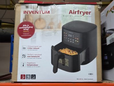 un carton contenant une friteuse à air chaud posé sur une étagère