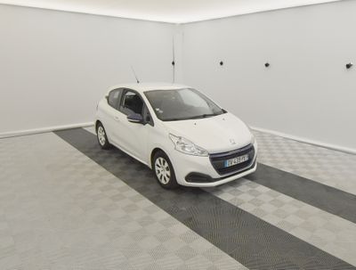 une photo d'une voiture blanche dans un garage