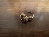 une bague posée sur une table en bois