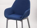 une chaise bleue posée sur une surface blanche