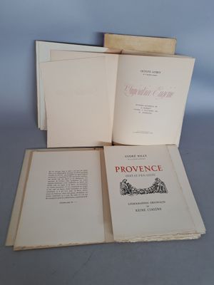 trois livres ouverts posés les uns sur les autres sur une table