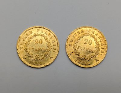 deux pièces d'or, l'une ornée d'une couronne et l'autre d'un feuillage de laurier